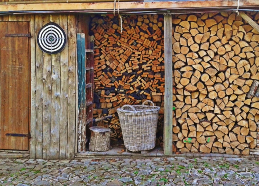 How to properly store firewood for a log burner